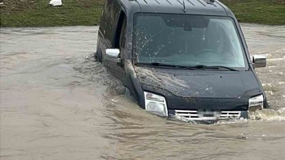 Yolunu kaybetti, aracıyla çayı geçmeye çalışırken suda mahsur kaldı