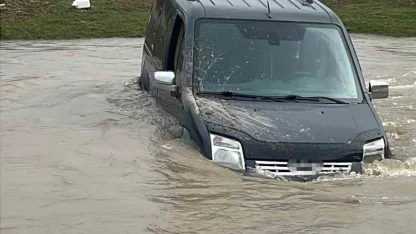 Yolunu kaybetti, aracıyla çayı geçmeye çalışırken suda mahsur kaldı