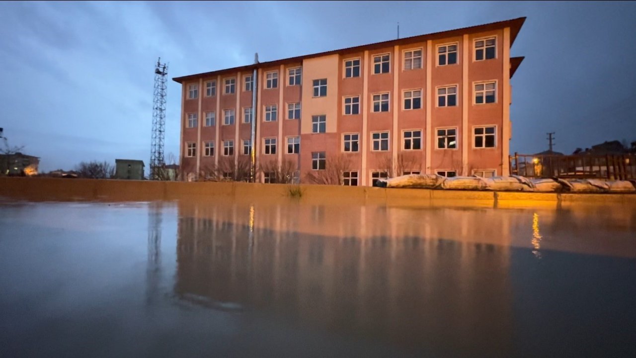 Yüksekova’da bir okul sular içinde kaldı