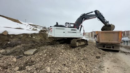 Yüksekova’da heyelan bölgesinde çalışmalar sürüyor