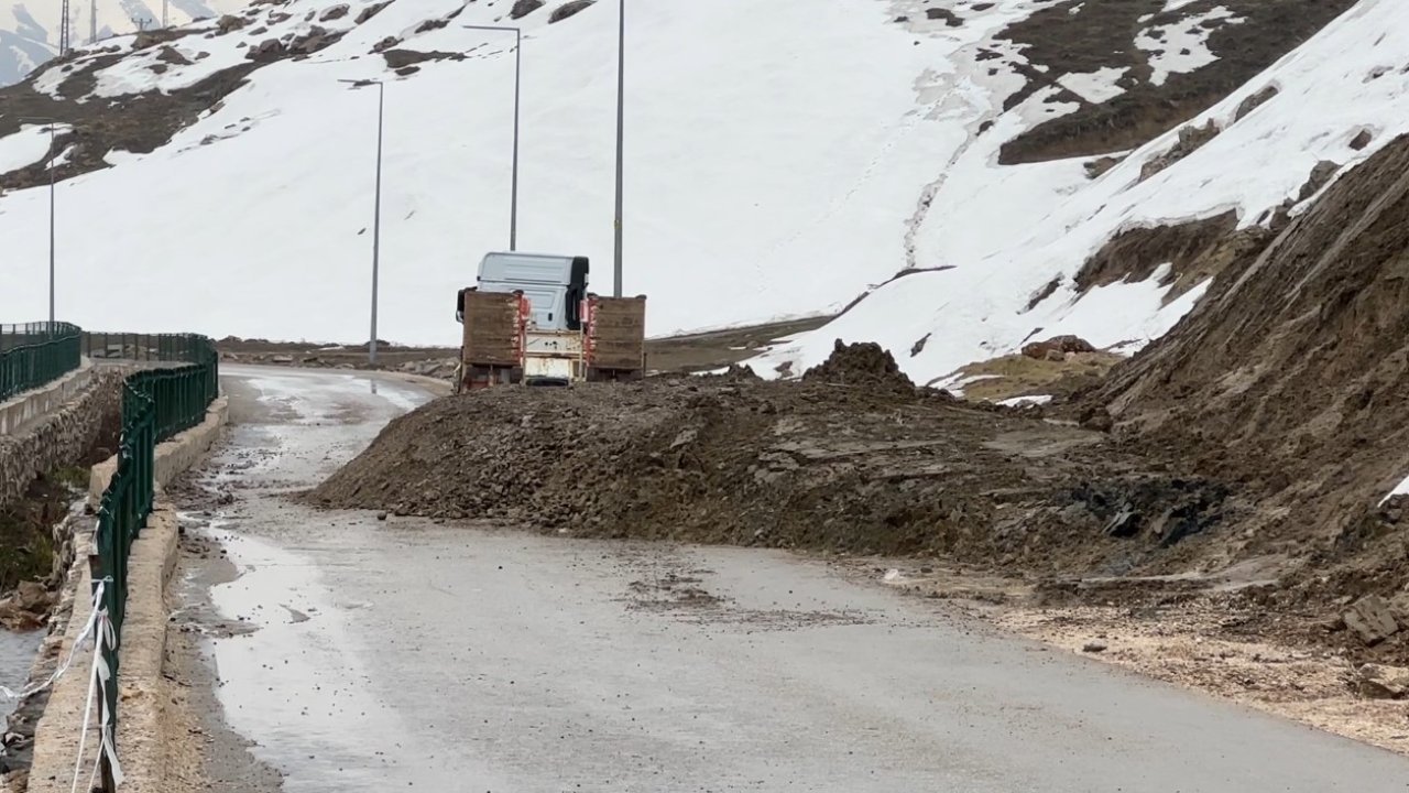 Yüksekova’da heyelan: Pizok yolu 5 gündür tek şerit açık