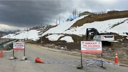 Yüksekova’da heyelan: Trafik 3 gündür tek şeritten sağlanıyor