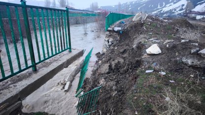 Yüksekova’da istinat duvarı çöktü