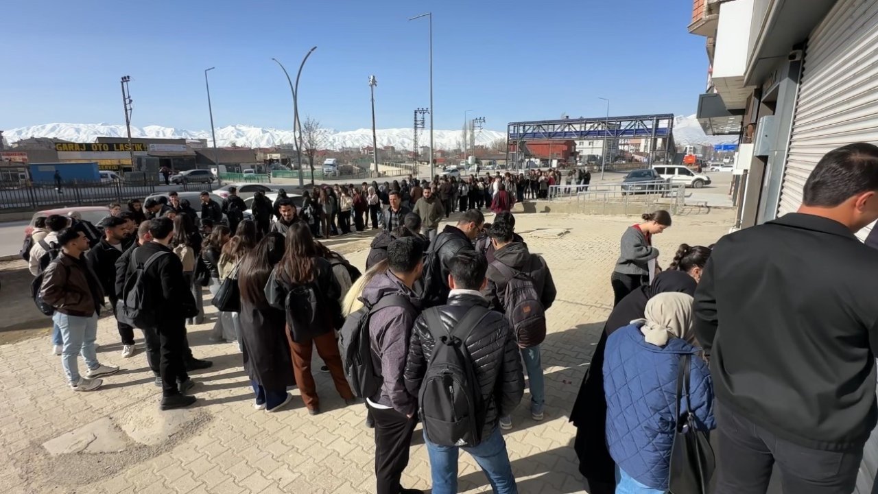 Yüksekova’da kütüphane önünde kuyruk