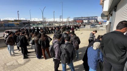 Yüksekova’da kütüphane önünde kuyruk