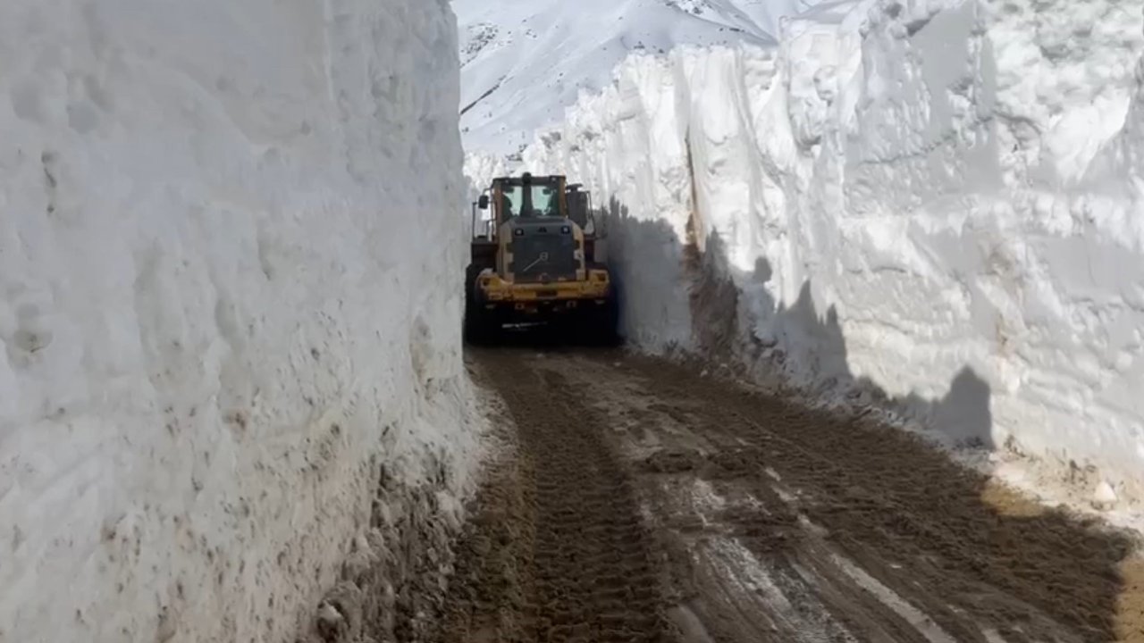 Yüksekova’da nisan ayında 6 metrelik kar tünelleri