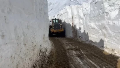Yüksekova’da nisan ayında 6 metrelik kar tünelleri