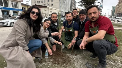 Yüksekovalı girişimci kadın çevreye dikkat çekmek için fidan dikti