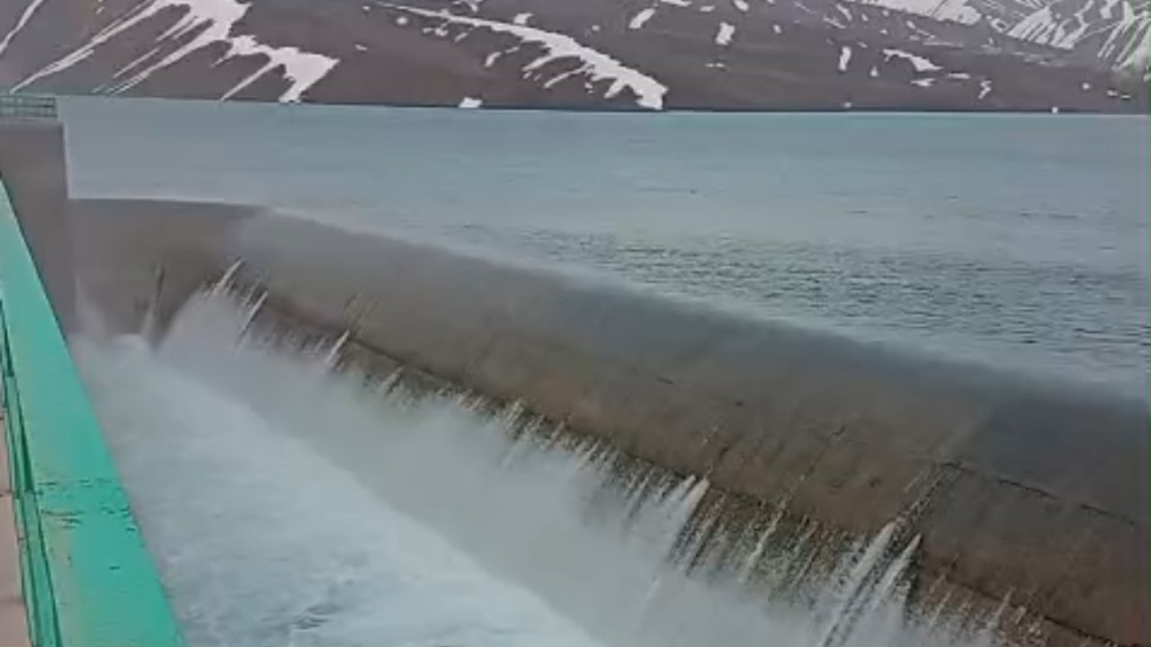 Yüksekova’nın mavi gerdanlığı Dilimli Barajı tam kapasiteye ulaştı