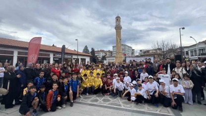 Yüzlerce kişi sağlıklı yaşama dikkat çekmek için yürüdü