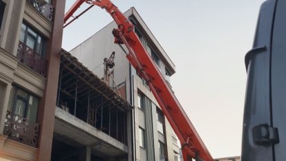 Zeytinburnu’nda beton dökme çalışması sırasında yan binanın duvarı çöktü
