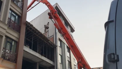 Zeytinburnu’nda beton dökme çalışması sırasında yan binanın duvarı çöktü