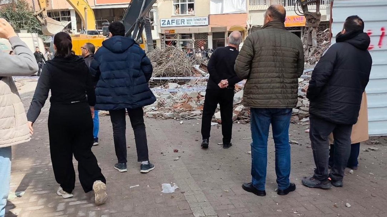 Zeytinburnu’nda bina yıkımı sırasında kopan parça çocuğun kafasına düştü: 1 ölü