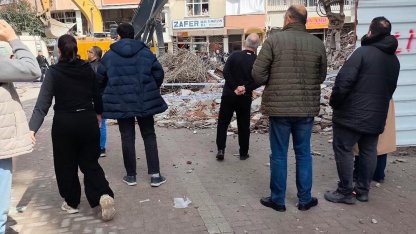 Zeytinburnu’nda bina yıkımı sırasında kopan parça çocuğun kafasına düştü: 1 ölü