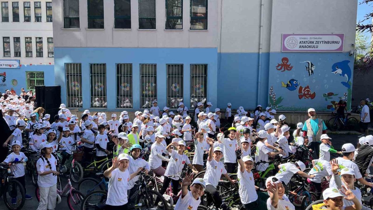 Zeytinburnu’nda "Mektepten Meclise Pedal" bisiklet turu renkli görüntülere sahne oldu