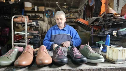 Zonguldak’ın son ayakkabı imalatçısı 26 yıllık atölyesinde teknolojiyle yarışıyor