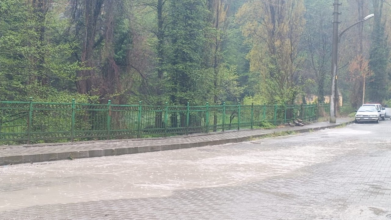 Zonguldak’ta sağanak yağışla birlikte göle döndü