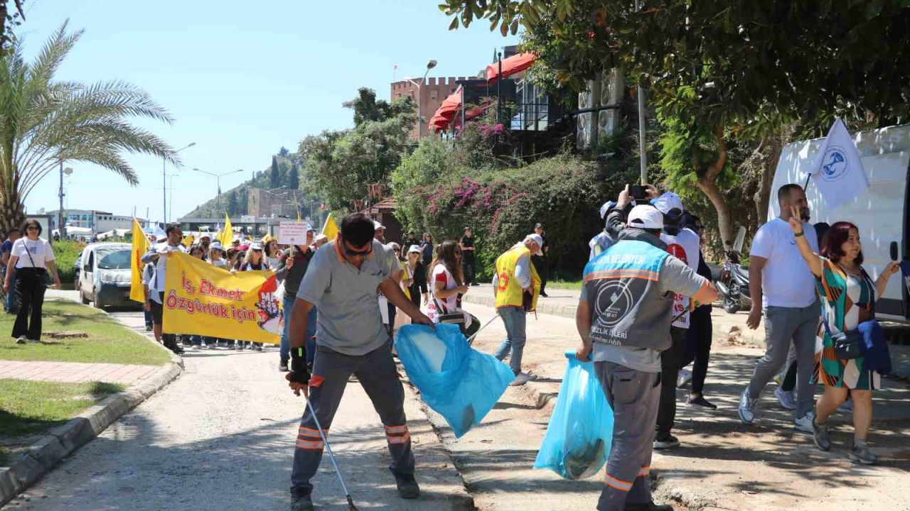 1 Mayıs kutlamalarında yürüyen işçilerle çalışan işçiler aynı karede