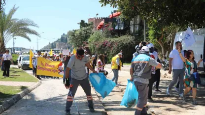 1 Mayıs kutlamalarında yürüyen işçilerle çalışan işçiler aynı karede