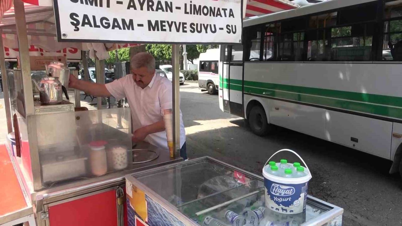 1 Mayıs’ta çalışan seyyar satıcı: "İşçi bayramında en çok işçiler çalışıyor"