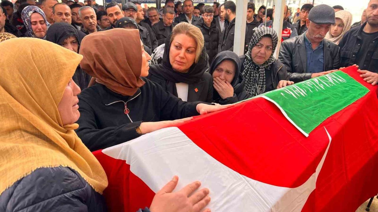 11 yaşındaki Almina’nın son yolculuğunda annenin ağıtları yürek yaktı