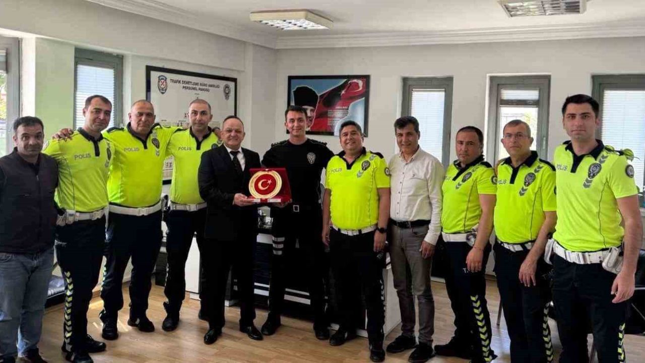 30 yıllık trafik polisinden duygulandıran veda