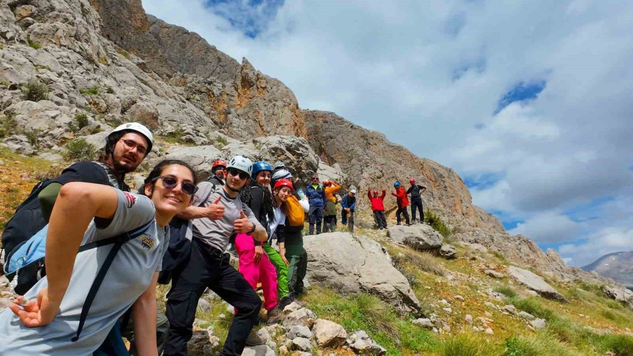 45 sporcu Kemaliye’nin zirvesinde buluştu