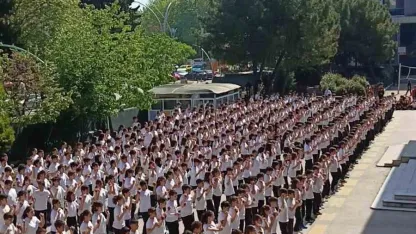 537 öğrenciden dev kaşık oyunu koreografisi