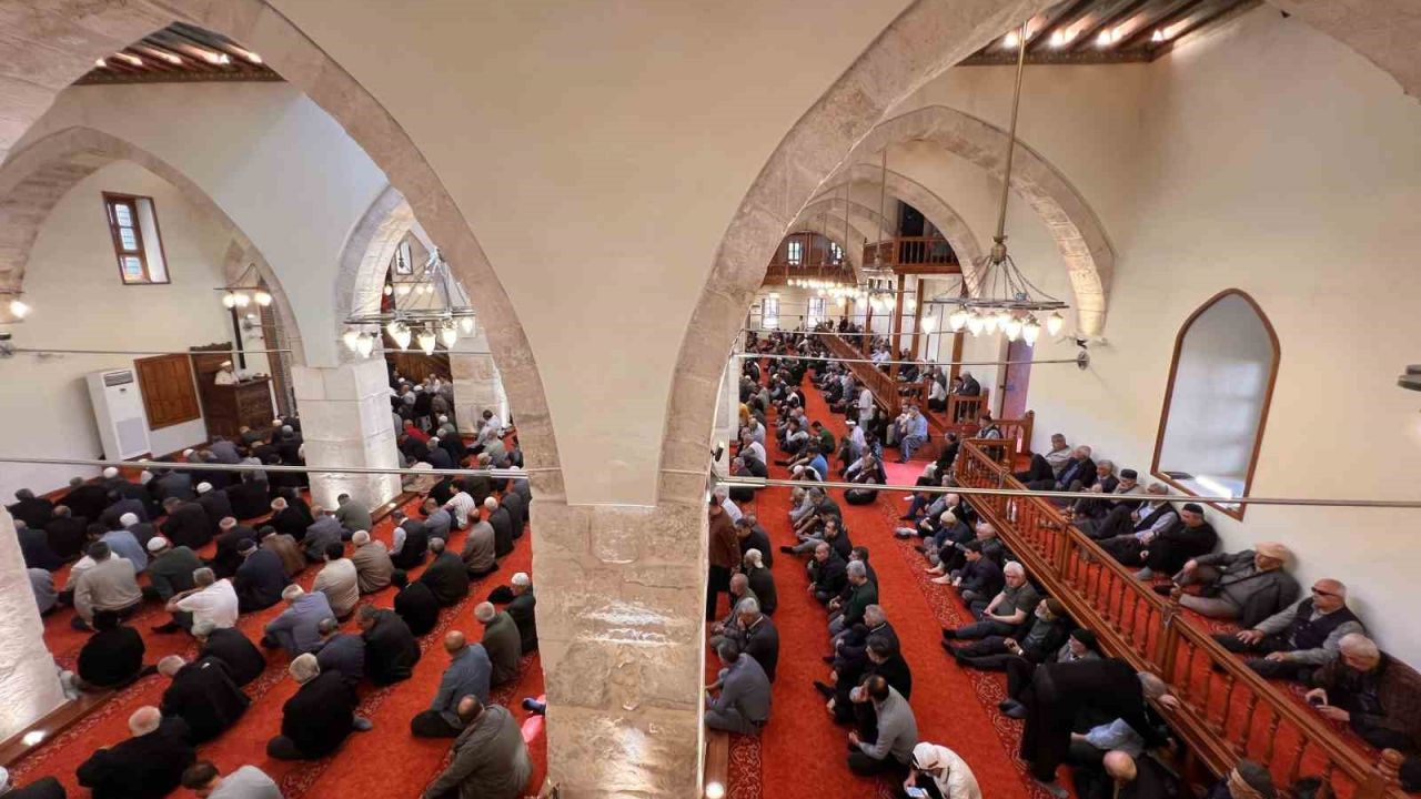583 yıllık Ulu Cami’de cuma namazı