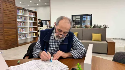 68 yaşında kütüphanede Osmanlıca ve Arapça öğreniyor