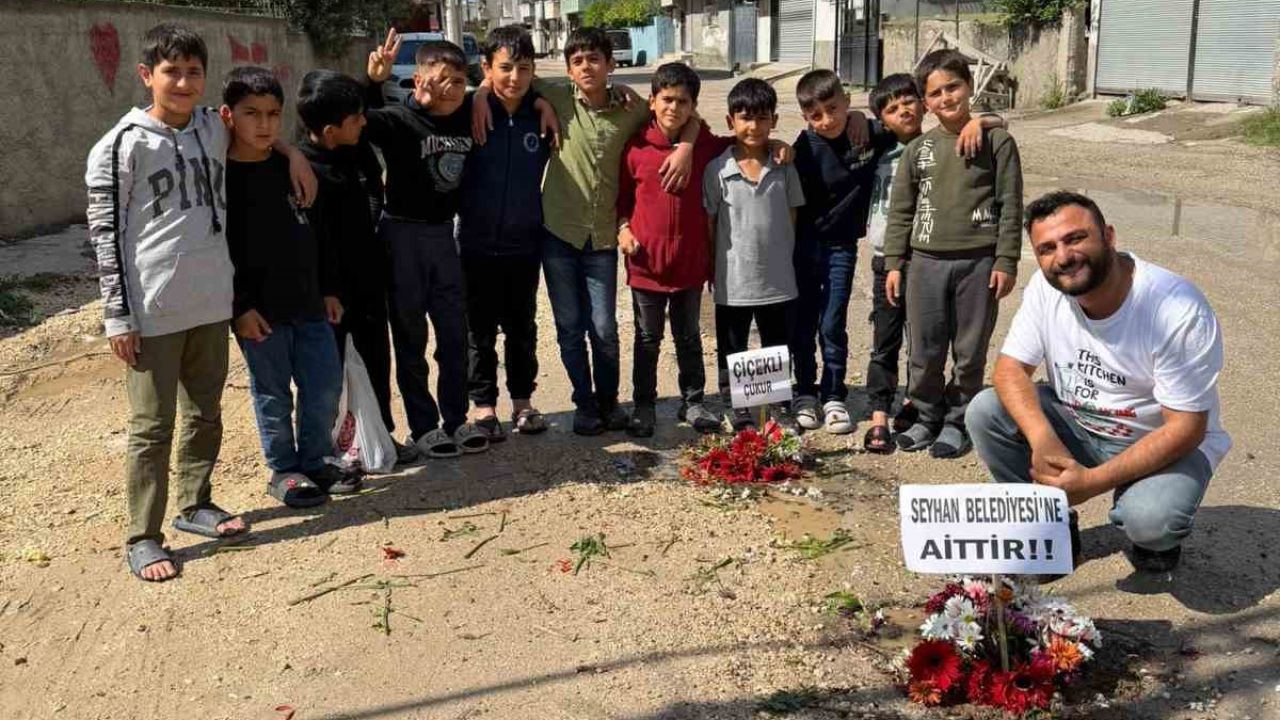 Adana’nın köstebek yuvasına dönen yollarına çiçek diktiler