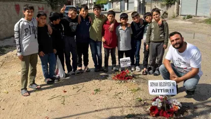 Adana’nın köstebek yuvasına dönen yollarına çiçek diktiler