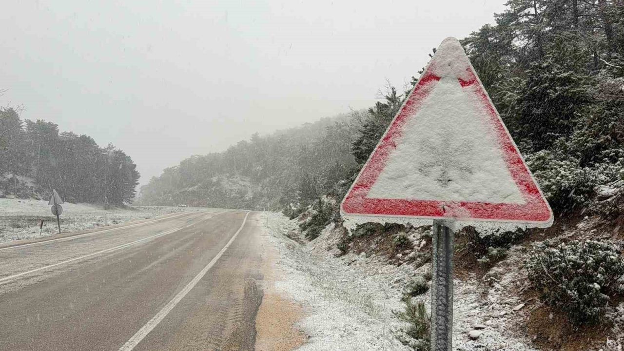 Afyonkarahisar’da kar ulaşımı aksattı