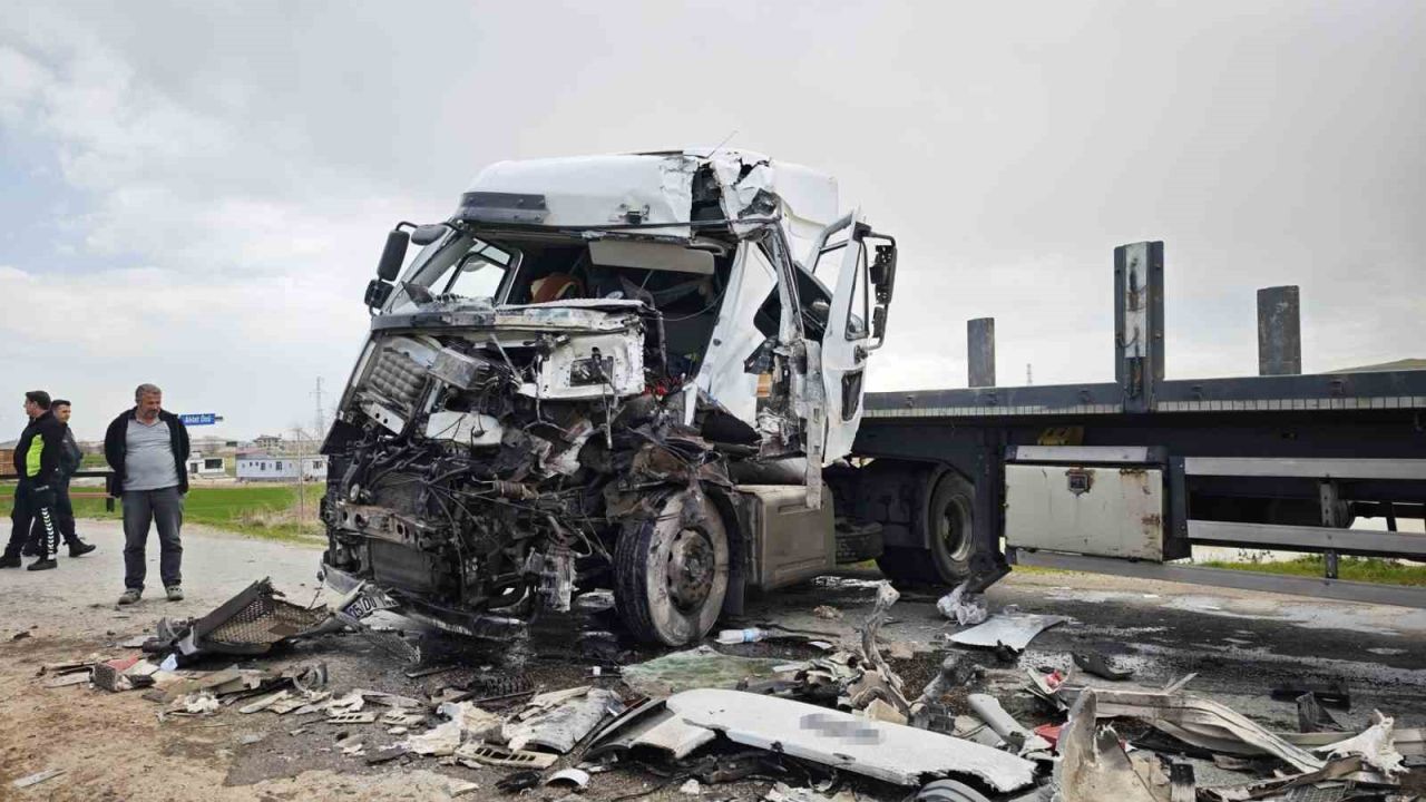 Ahlat’ta iki tır çarpıştı: 1 yaralı