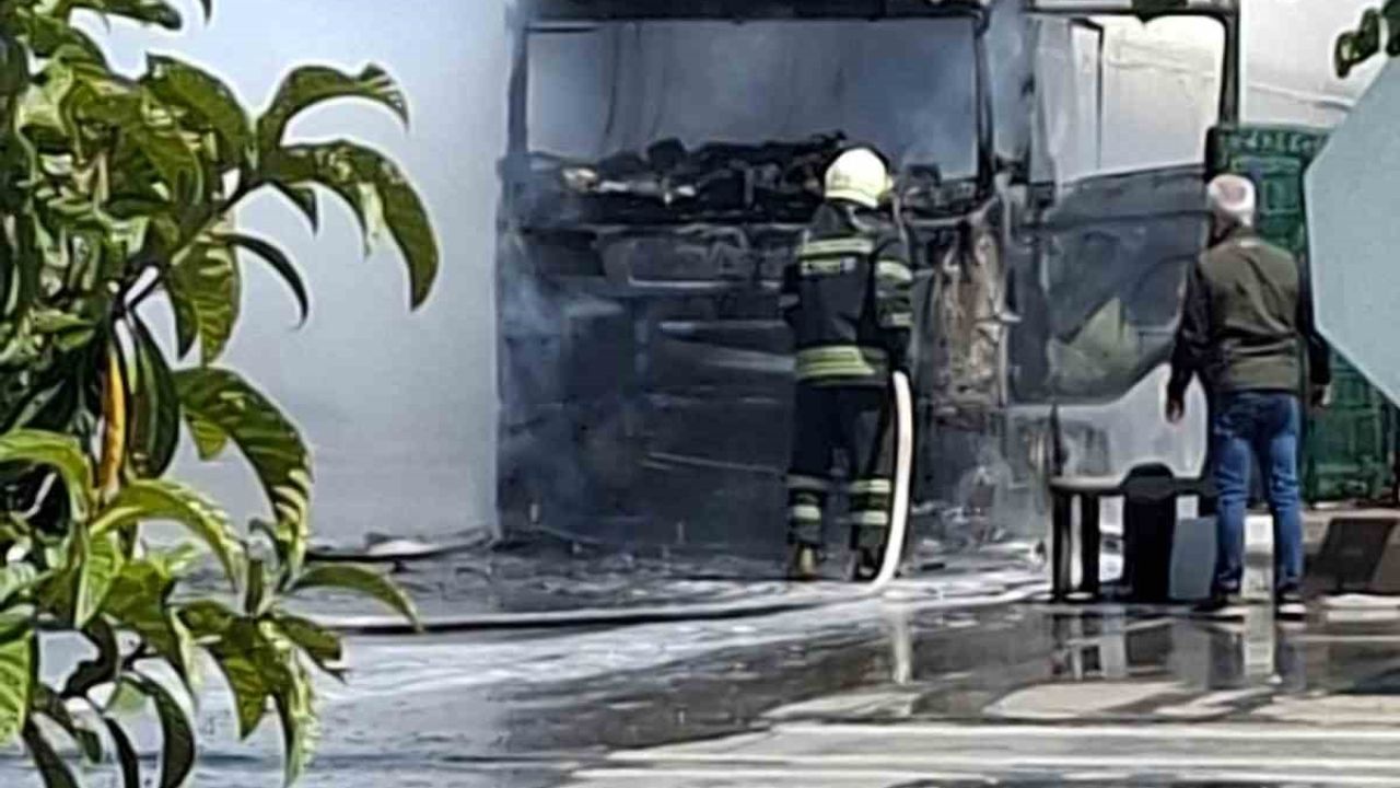 Akaryakıt istasyonunda alev alan tır kullanılamaz hale geldi