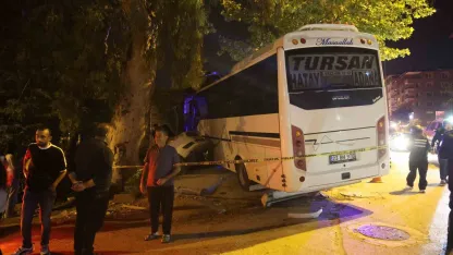 Alkollü sürücünün kullandığı minibüs iş yerine daldı: 2 yaralı