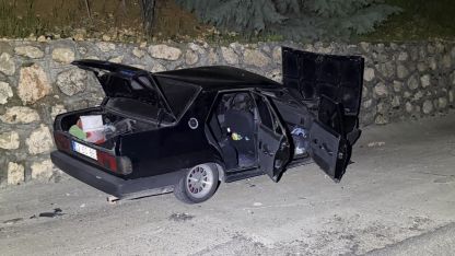 Alkollü sürücünün kullandığı otomobil, İstinat duvarına çarptı: 2 yaralı
