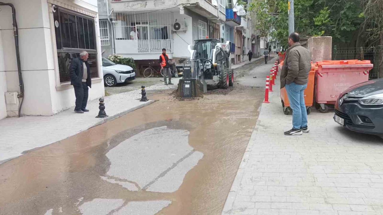 Altyapı çalışmasında ana su hattı patladı