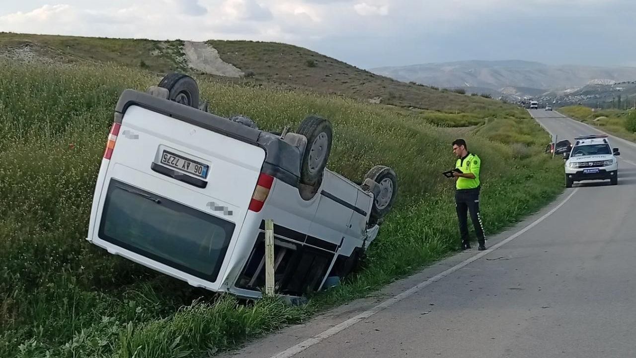 Ankara’da kontrolden çıkan minibüs devrildi: 1 ölü