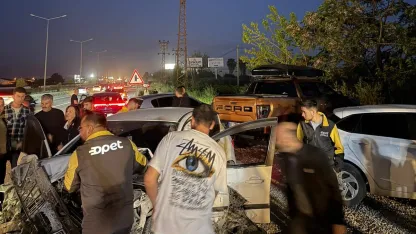 Antalya’da kontrolden çıkan otomobil park halindeki araçları hurdaya çevirdi: 4 yaralı