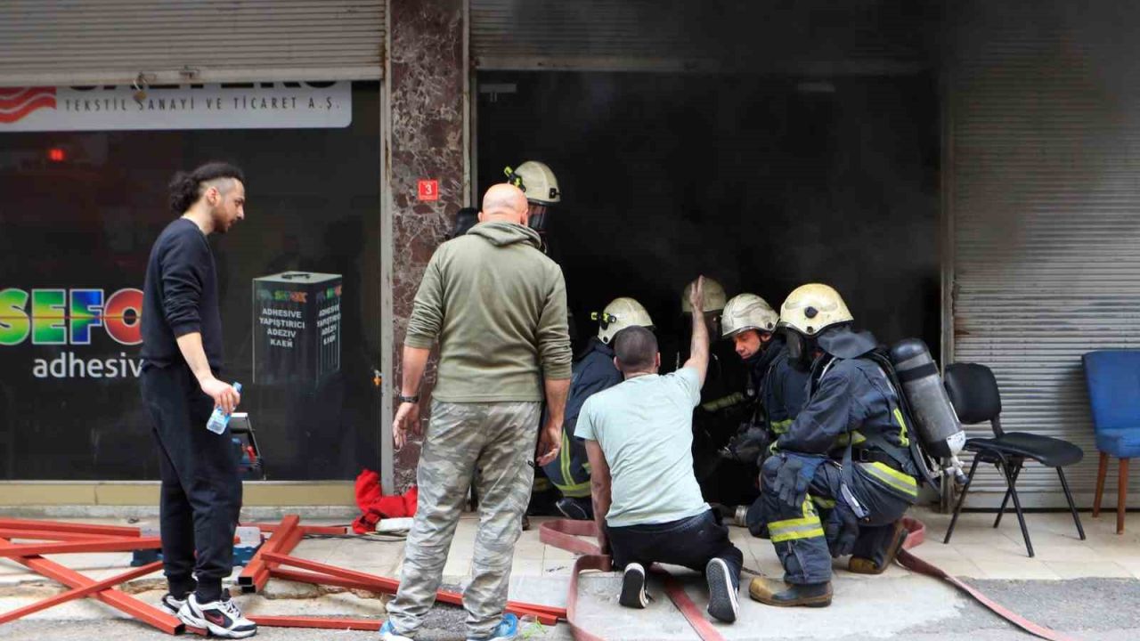 Antalya’da sünger dolu depoda korkutan yangın