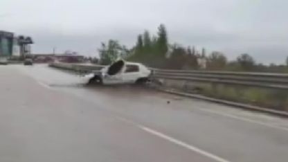 Araçları yavaşlatmak isterken feci kazayı saniye saniye görüntüledi