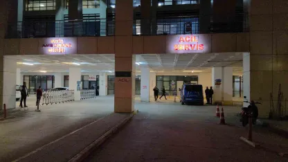 Askeri araç duvara çarptı: 2 asker yaralandı