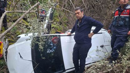Ayvacık’ta otomobil uçuruma yuvarlandı, sürücü yaralandı