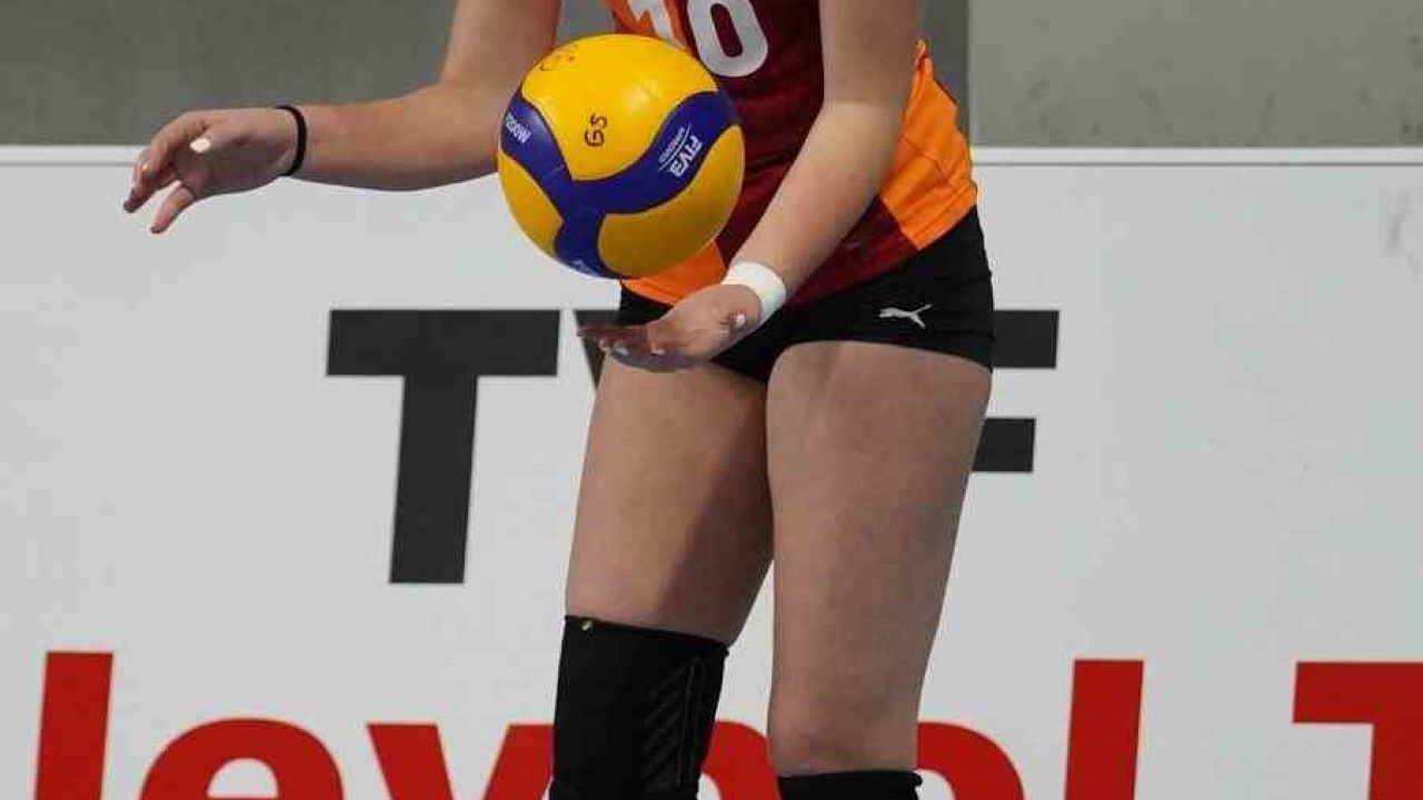 Ayvalıklı genç voleybolcu Minel Yalçın milli takım kampına davet edildi