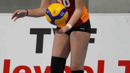 Ayvalıklı genç voleybolcu Minel Yalçın milli takım kampına davet edildi