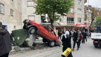 Bağcılar’da freni boşalan kamyon park halindeki 8 araca zarar verdi