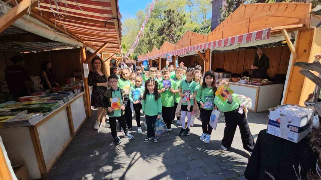 Bahçelievler İlköğretim Okulu öğrencileri kitap fuarında