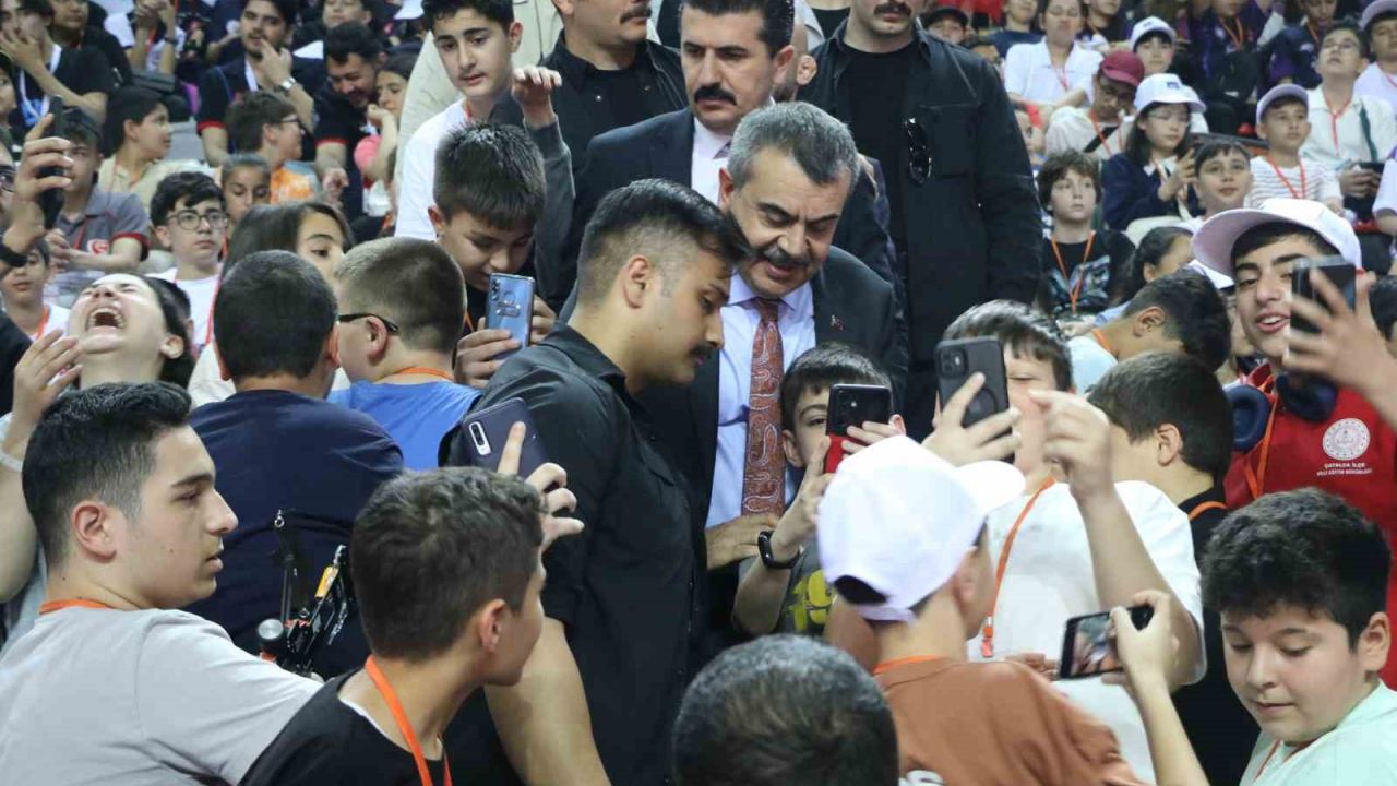 Bakan Tekin: "100 ortaöğretim öğrencisinin 43’ü mesleki eğitime kayıt yaptırdı"
