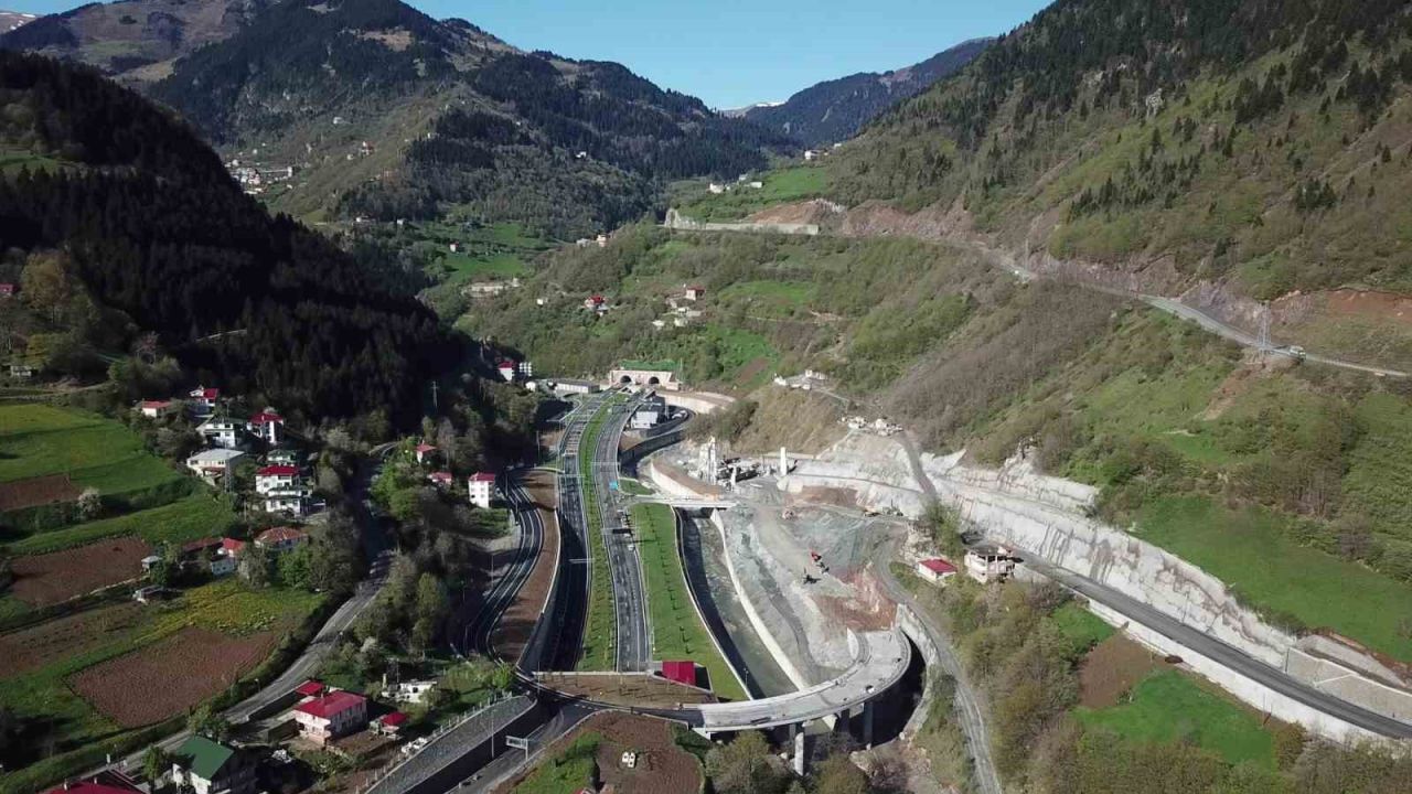 Bakan Uraloğlu: "Karadeniz’in sembolü Zigana Tüneli’mizi 3 yılda 5 milyon 277 bin 434 araç kullandı"